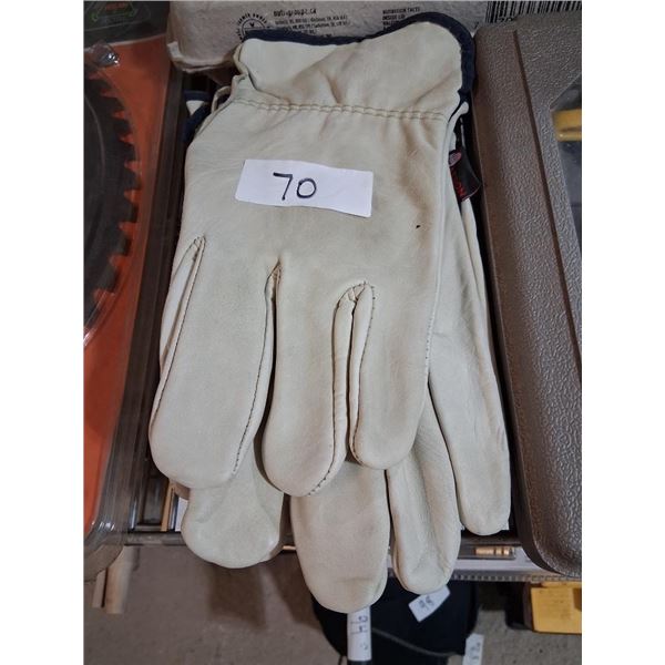 4 PAIR OF WORK GLOVES