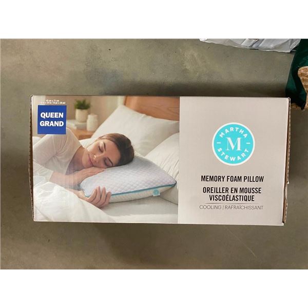 QUEEN SIZED MEMORY FOAM PILLOW