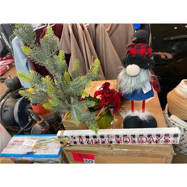 BOX OF ASSORTED DECORATIONS