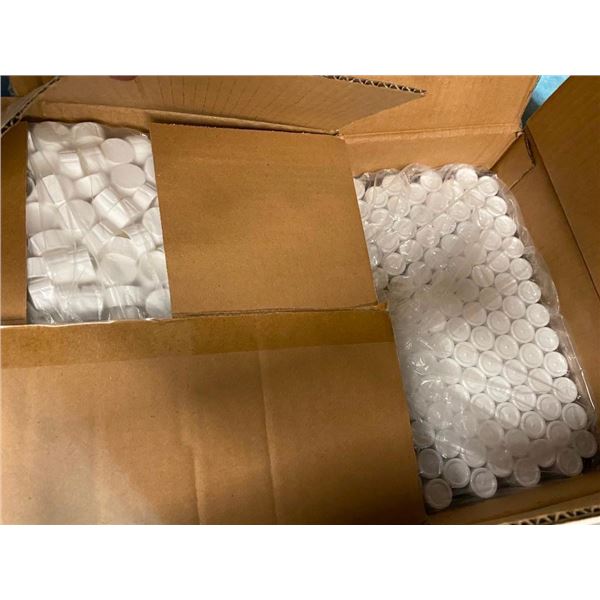 500 OF 5X3-1/4IN PLASTIC TUBES WITH COVERS