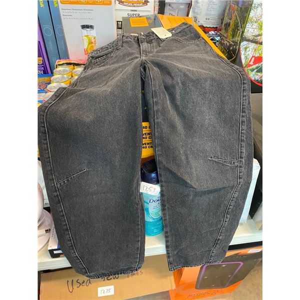 WOMENS SIZE 29X30 LEVIS JEANS