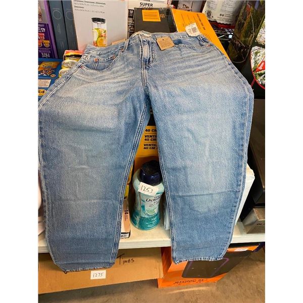 WOMENS SIZE 30 LEVIS JEANS