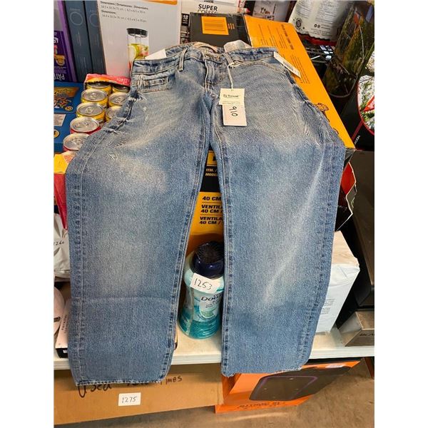 WOMENS SIZE 24X32 GUESS JEANS