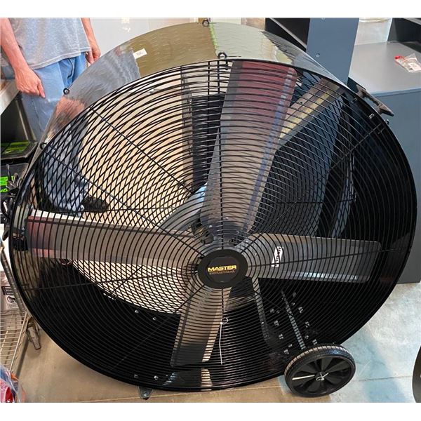 42IN MASTER INDUSTRIAL BARREL FAN ON WHEELS - HAS SMALL DENT NOT AFFECTING ANYTHING
