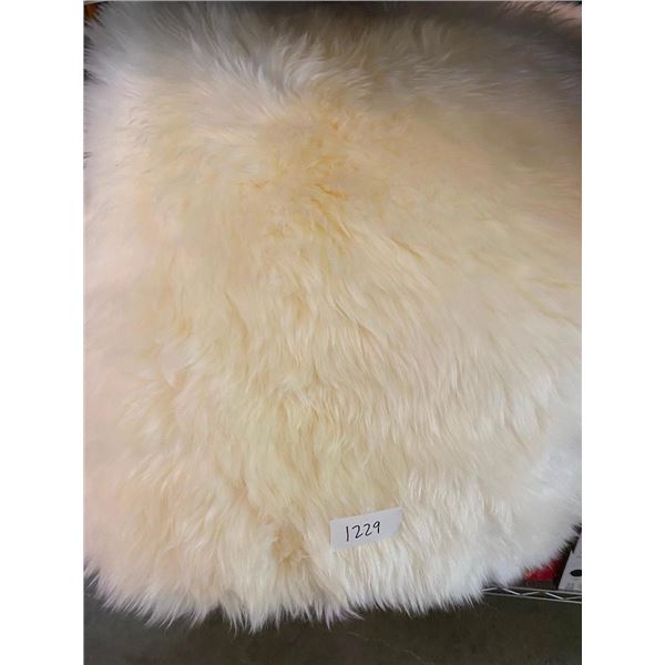 70X24IN SHEEP SKIN RUG