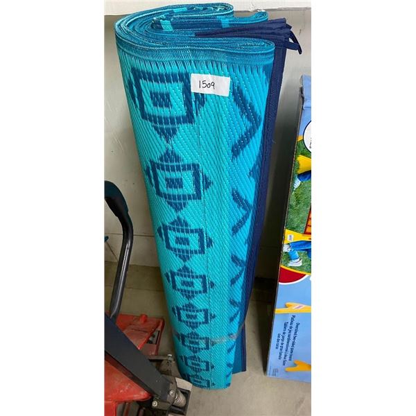 OUTDOOR AREA RUG - GUESSING 8X8FT
