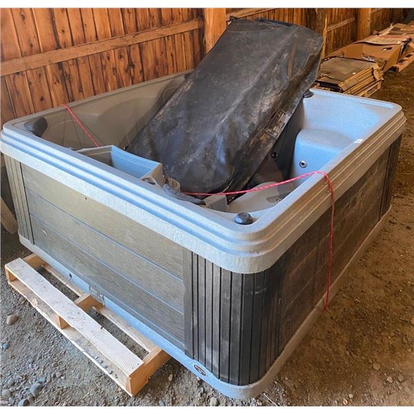 6X6FT STRONG SPAS 4-PERSON HOTTUB - FEW SCUFFS - UNTESTED