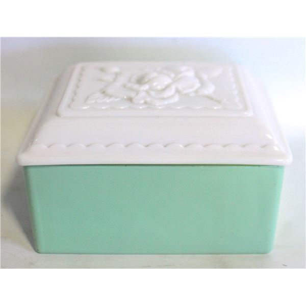 ANCHOR HOCKING MILK GLASS TRINKET BOX