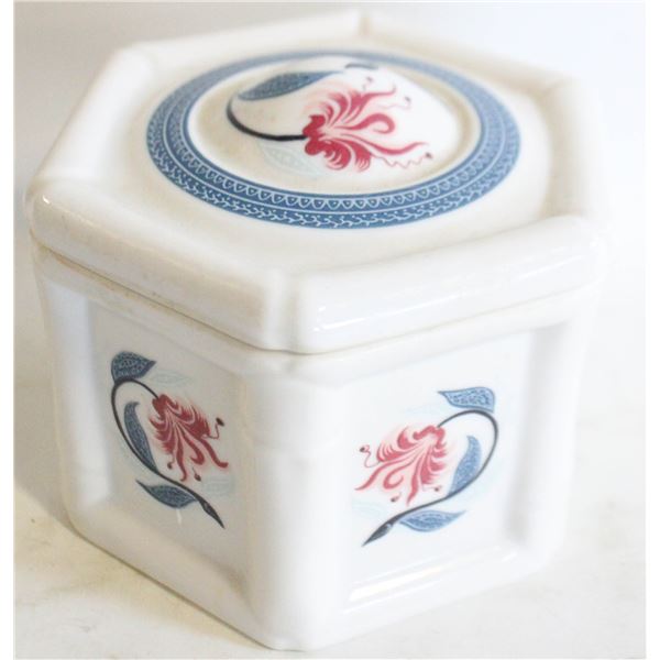 1978 ELIZ. ARDEN PORCELAIN TRINKET BOX