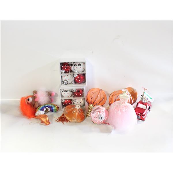 DECORATIVE CHRISTMAS ORNAMENTS/DÉCOR- BOX LOT