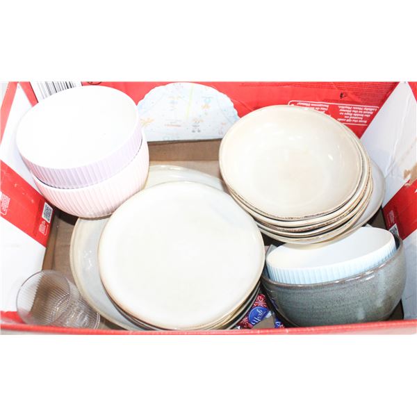 BOX OF ASSORTED HOUSEHOLD PLATES,