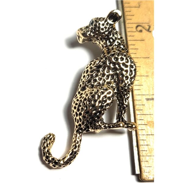 17) GOLD TONE JAGUAR BROOCH. WITH