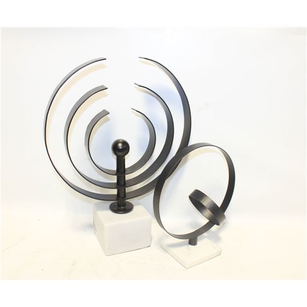 SET OF 2 METAL RING DECO'S WITH MARBLE BASES