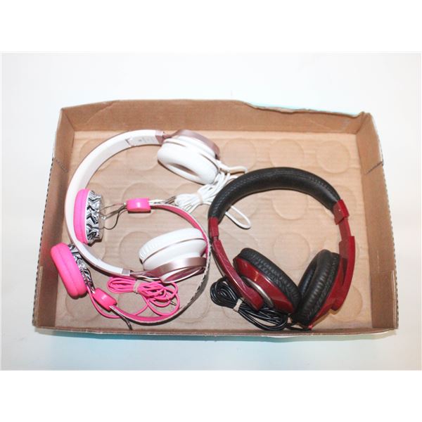3 PAIRS OF WIRED HEADPHONES