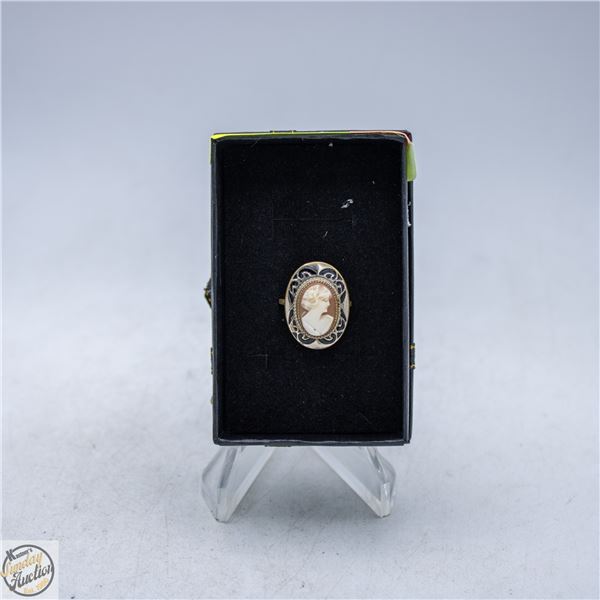 VINTAGE GOLD-TONE CAMEO RING WITH ORNATE BAND