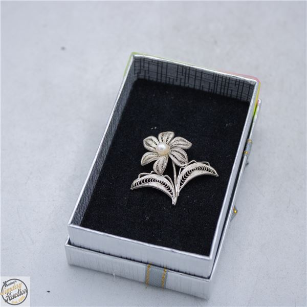 VINTAGE SILVER FLOWER FILIGREE BROOCH WITH PEARL