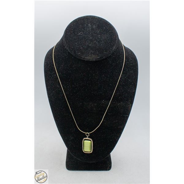 VINTAGE GREEN CATS EYE GLASS NECKLACE