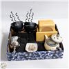 Image 1 : LOT OF ESTATE DÉCOR ITEMS INCLUDES TEALIGHT TEAPOT