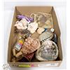 Image 1 : FLAT OF SEASHELLS AND RELATED DÉCOR