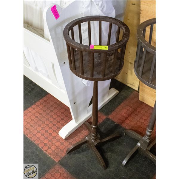 ANTIQUE/VINTAGE WOODEN PLANT STAND H-33"