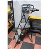Image 1 : 3 STEP COLLAPSIBLE LADDER - COMES WITH PAINT TRAY