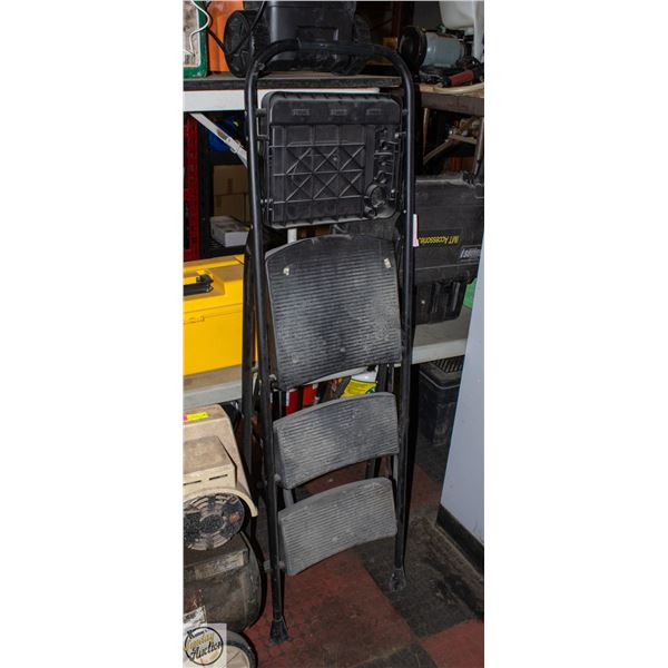 3 STEP COLLAPSIBLE LADDER - COMES WITH PAINT TRAY