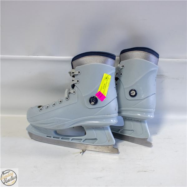 USED OXELO LADIES SIZE 7.5 ICE SKATES