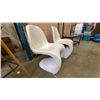Image 2 : PAIR OF SCULPTED WHITE PLASTIC MODERN DESIGN SIDE CHAIRS