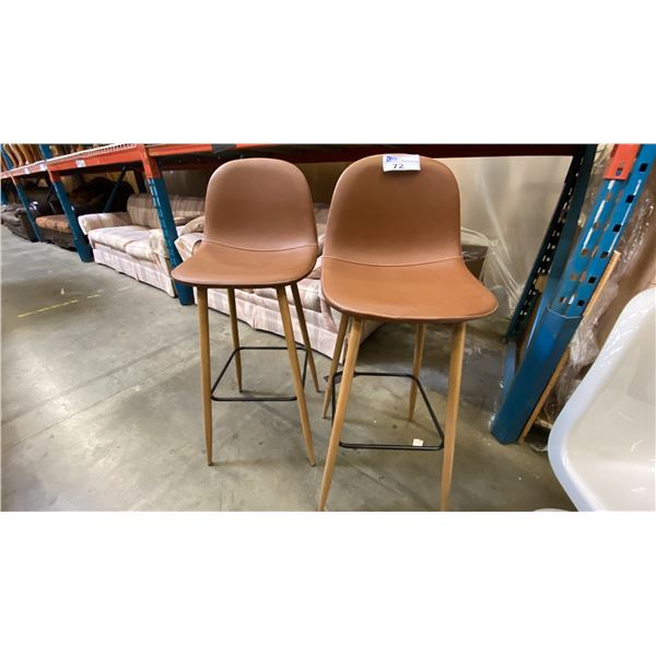PAIR OF CONTEMPORARY BROWN LEATHER UPHOLSTERED WOOD WITH METAL BAR STOOLS