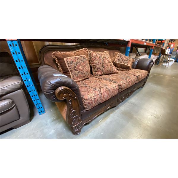 CARVED FRONT 2 TONE BROWN LEATHER & FABRIC UPHOLSTERED SOFA WITH 3 THROW CUSHIONS