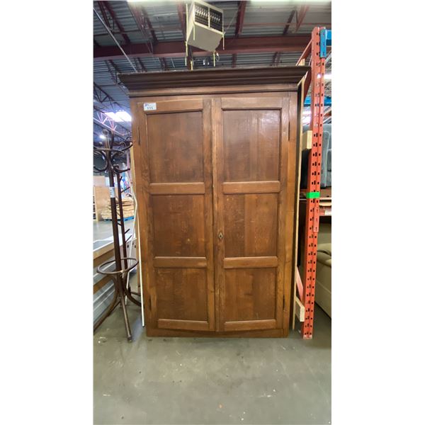 ANTIQUE OAK 2 DOOR LARGE PANTRY/STORAGE CABINET