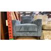 Image 2 : GROUP OF 3 ASSORTED LIVING ROOM CHAIRS