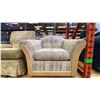 Image 4 : GROUP OF 3 ASSORTED LIVING ROOM CHAIRS