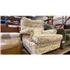 Image 2 : 2 UPHOLSTERED LIVING ROOM CHAIRS AND 2 FOOTSTOOLS