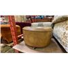 Image 6 : 2 UPHOLSTERED LIVING ROOM CHAIRS AND 2 FOOTSTOOLS
