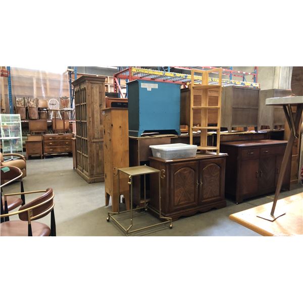 2 DOOR WOODEN CABINET, CORNER SHELF AND PAINTED GOLD ROLLING STAND