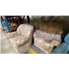 Image 2 : GROUP OF 5 ASSORTED LIVING ROOM CHAIRS