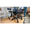 Image 2 : GROUP OF 4 ADJUSTABLE HEIGHT BLACK PADDED STOOLS