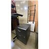 Image 3 : GROUP OF 7 PIECES OF ASSORTED OFFICE FURNITURE