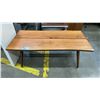 Image 2 : FAUX WOOD LIVE EDGE COFFEE TABLE AND WHITE SINGLE DRAWER SOFA TABLE