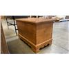Image 5 : CARVED FRONT SOLID OAK LIDDED TRUNK WITH DOVE-TAILED CONSTRUCTION