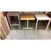Image 1 : GROUP OF 3 ASSORTED DESKS