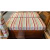 Image 4 : GROUP OF 3 LIDDED STORAGE TRUNKS WITH CUSHIONED SEATS