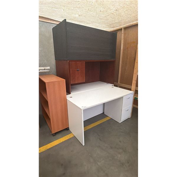 GROUP OF 4 ASSORTED DESKS AND 1 BOOKSHELF
