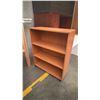 Image 2 : GROUP OF 4 ASSORTED DESKS AND 1 BOOKSHELF