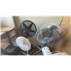 Image 2 : GROUP OF 6 OSCILLATING PEDESTAL ROOM FANS