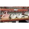 Image 1 : GROUP OF 5 BATHROOM SINKS, 1 URINAL AND 1 TOILET TANK