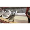 Image 2 : GROUP OF 5 BATHROOM SINKS, 1 URINAL AND 1 TOILET TANK