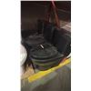 Image 1 : GROUP OF 3 BLACK TOILETS