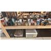 Image 2 : 4 SHELVES OF ASSORTED HOUSEWARES - SMALL APPLIANCES, COPS, PLATES AND GLASSWARE